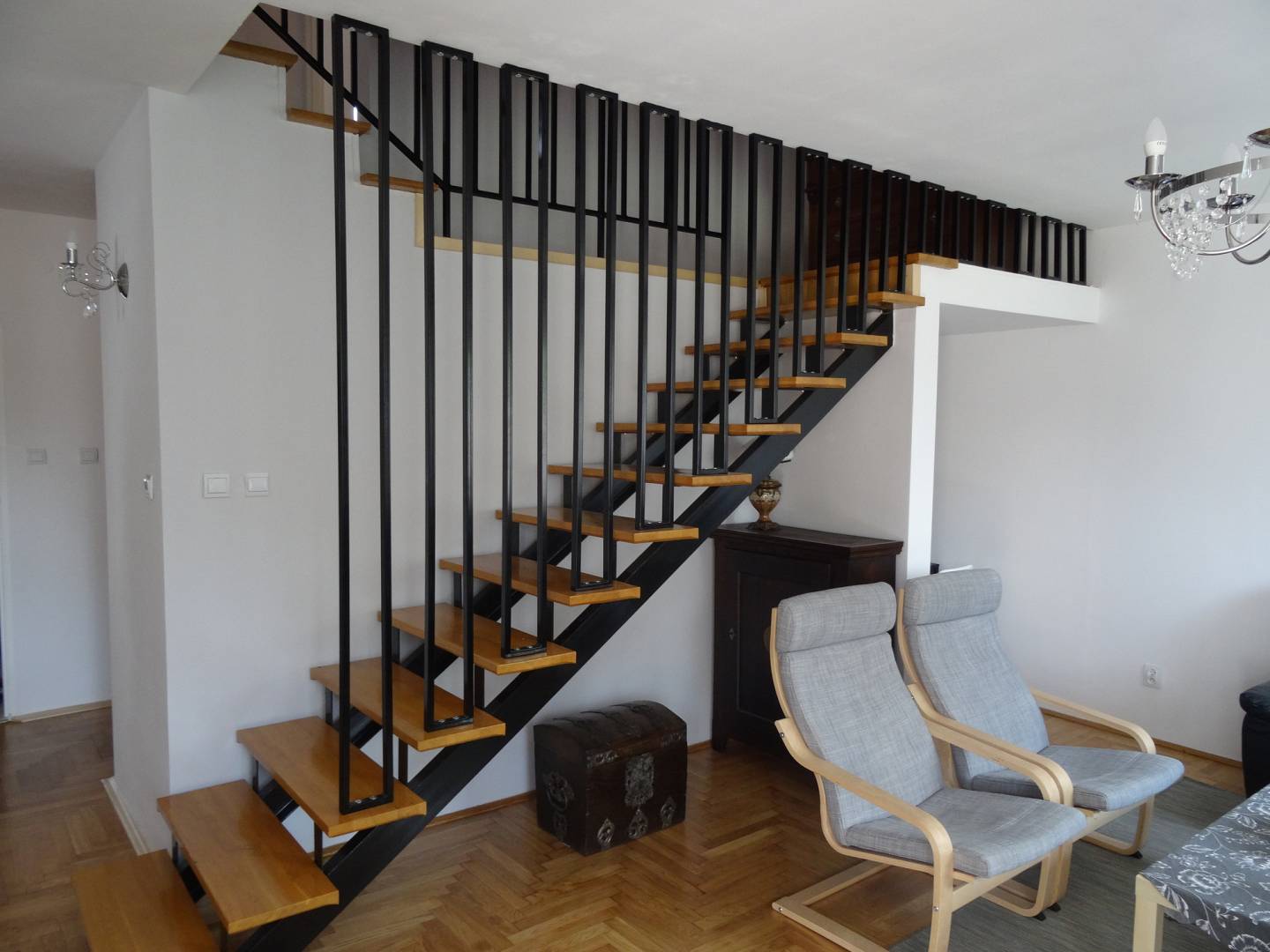 Balustrady stalowe do wnętrz – elegancja i solidność w nowoczesnym wydaniu